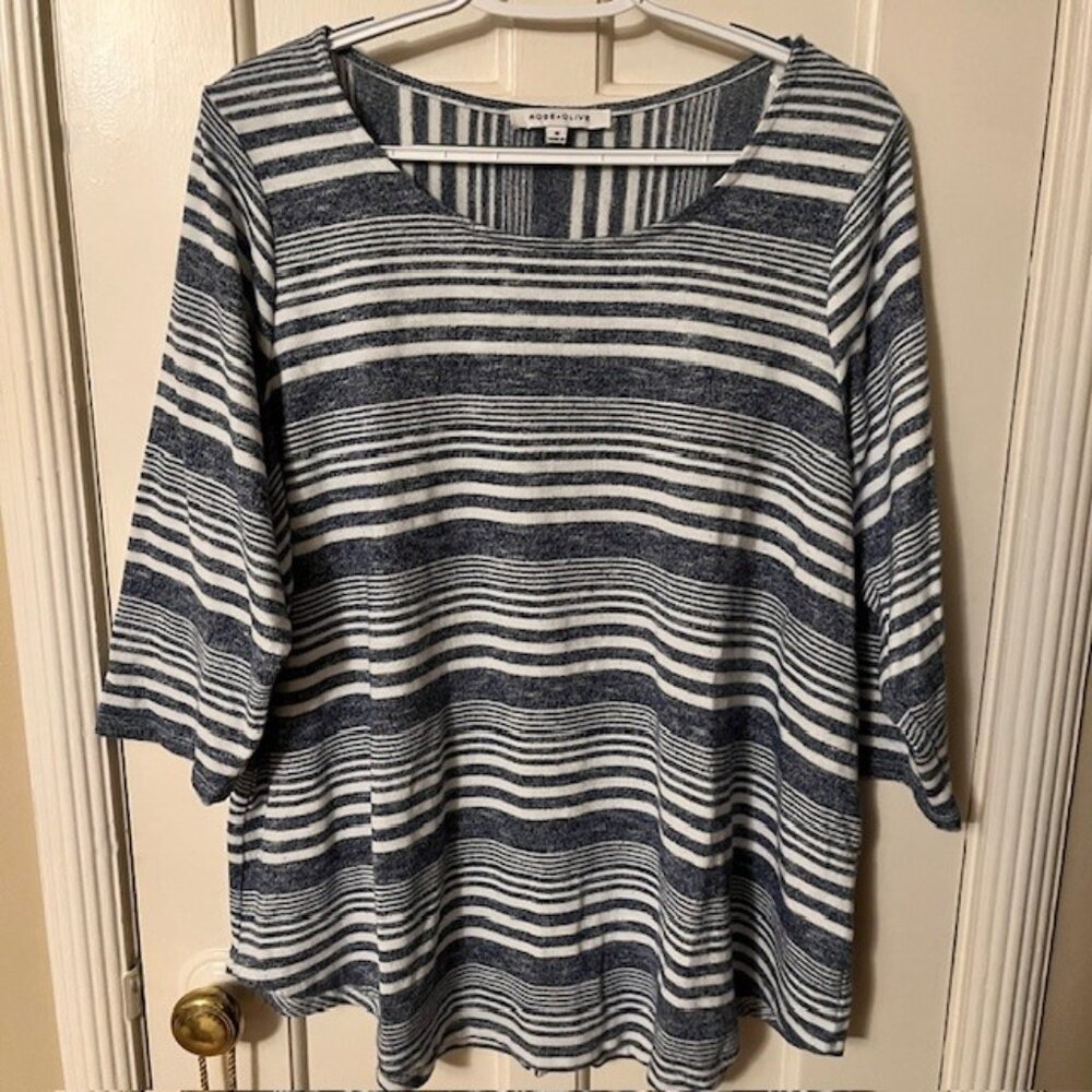 ROSE & OLIVE BLUE-AND-WHITE STRIPED 3/4-SLEEVE TOP, 1X, CUTE BUTTONS ON BACK